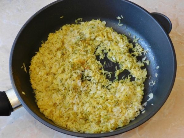 Add a pinch of salt and spices to the rice. For an appealing yellow color, consider adding a bit of turmeric. Mix everything thoroughly.


