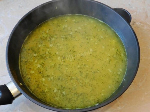 Pour the necessary amount of hot water into the pan, stir, and bring it to a boil. Cover the pan with a lid, reduce the heat to a minimum, and let it cook for about 10-15 minutes. The goal is for the rice to absorb the liquid.


