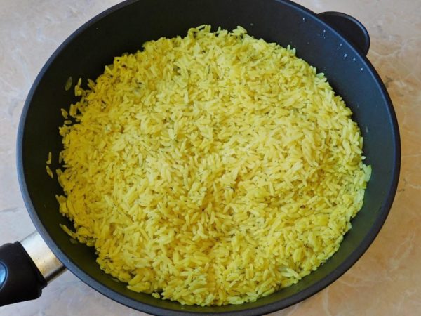 Once the water is absorbed into the rice, turn off the heat and let the rice stand covered for an additional 15 minutes. The dish is now ready to be served hot. This rice side dish complements many main courses. Enjoy your meal!








