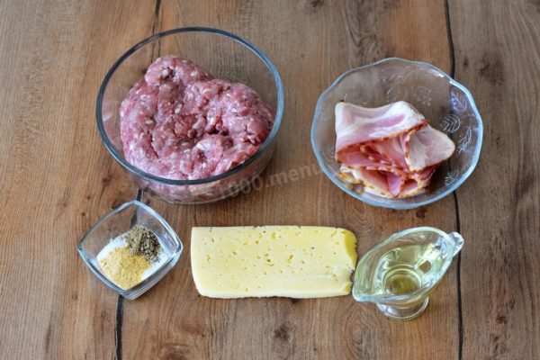 Start by gathering the necessary ingredients for making tasty and simple minced meat with cheese. Choose your preferred type of minced meat, whether it's pork, beef, or a mix. You can use store-bought minced meat or grind the meat yourself in a blender or meat grinder.


