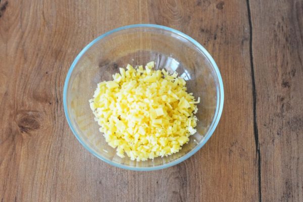 Cut the cheese into small cubes or grate it. Any type of cheese works well for this dish—hard, semi-hard, or soft, like mozzarella. The key is to use tasty, high-quality cheese without milk fat substitutes.


