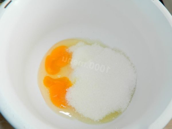 Begin by combining eggs and sugar, shaking them together. You don't need to beat them until fluffy; a simple mix is sufficient. Prior to use, wash the eggs with baking soda to eliminate impurities.


