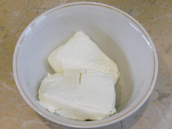 Opt for dry cottage cheese for the cheesecakes. If it's wet, the dough consistency may become too liquid, risking the failure of the cheesecakes. Ensure the cottage cheese has a fine-grained texture; you can achieve this by rubbing it through a sieve.


