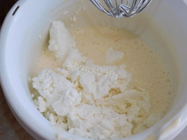 Add the cottage cheese to the egg mixture and thoroughly combine. Avoid using a mixer, as it tends to make the curd dough too liquid. A wooden spatula or a basic whisk is sufficient for hand mixing.


