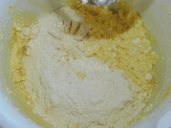 Introduce sifted flour, baking soda, and vanilla to the dough. Again, avoid using a mixer; a manual mix is all that's needed. Adjust the flour quantity based on the dough's consistency, as tablespoon volumes may vary. Refer to articles at the end of the recipe for more on flour and baking soda.


