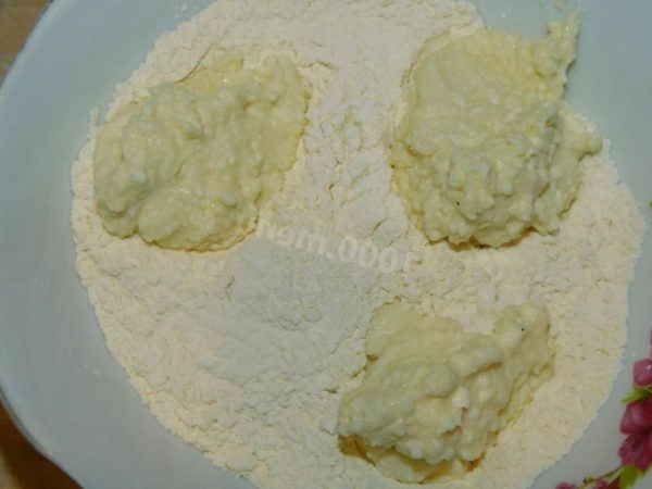 Using a wet spoon, take a small amount of cottage cheese dough, roll it in flour, and shape a small cheesecake by hand. This step is crucial, as it thickens the outer part, creating a cheesecake shell when fried while keeping the inside tender and soft.


