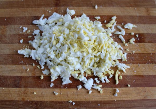How to prepare cheese and egg pita bread envelopes in a frying pan at home? Gather the necessary ingredients listed. Choose any type of cheese based on your preference, ensuring it melts well when heated. Pre-boil the eggs in salted water. Once cooked, cool the eggs in cold water, peel, and grate or finely chop them.

