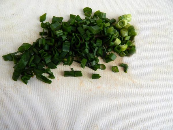 Wash the green onions, pat them dry with paper towels, and finely chop. You can also use other herbs such as dill, parsley, basil, and coriander for a more intense flavor and pleasant aroma. Wash, dry, and finely chop the additional herbs if used.

