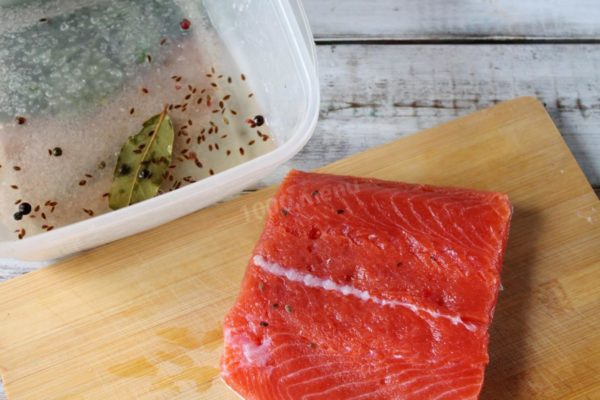 After a day, flip the fish, reapply the weight, and continue the process. Once the designated time has passed, remove the fish from the brine, rinse thoroughly under cold water, pat dry with a paper towel, and taste. Adjust the salinity by soaking the trout in ice water for 1-2 hours if needed. Pat the fish dry again before cutting it into thin slices for serving.


