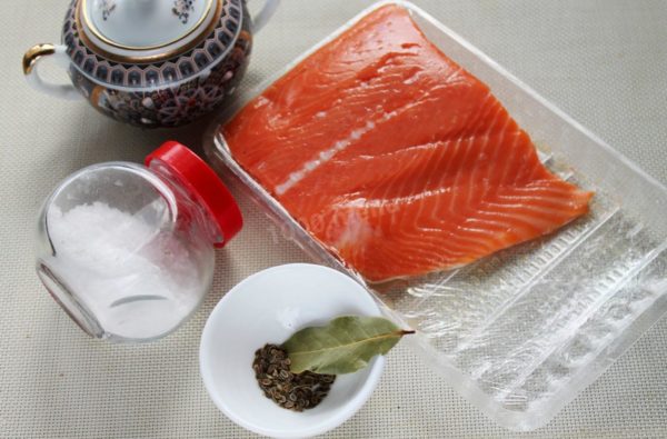 Begin by gathering the essential ingredients for crafting homemade lightly salted trout. Opt for fish that has undergone minimal freezing for the best results. You can choose to salt the trout without spices to preserve its natural flavor, or personalize it with your preferred spices.


