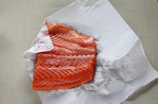 Thoroughly rinse the trout and pat it dry using a paper kitchen towel.


