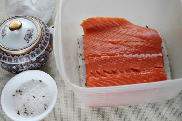 Roll the trout generously on all sides in the sweet and salty spice mixture.


