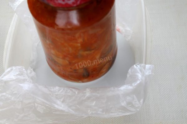Cover the dish with the salted fish using plastic wrap, and add a plate with a suitable weight on top. Allow the trout to rest in a cool place for 1-2 days. Extended salting, followed by soaking in ice water, enhances the fish's texture, making it elastic and suitable for thin slicing. During colder seasons, you can place the salted trout under pressure on the balcony; otherwise, refrigerate it.


