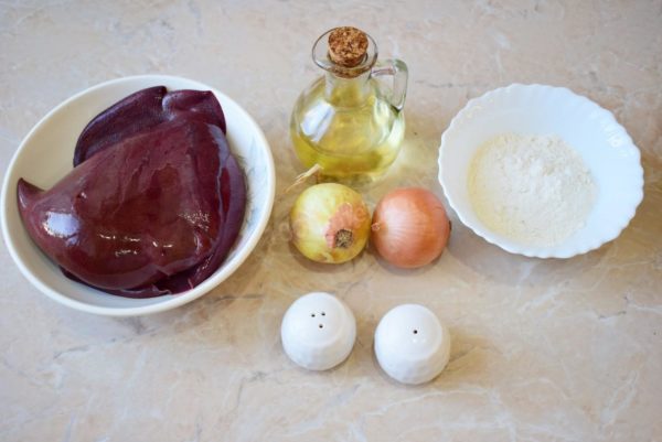 Begin by gathering all the necessary ingredients for making liver with onions in a frying pan. This recipe works well with beef liver, as well as pork or chicken. You can choose to cook the liver immediately or soak it in milk.


