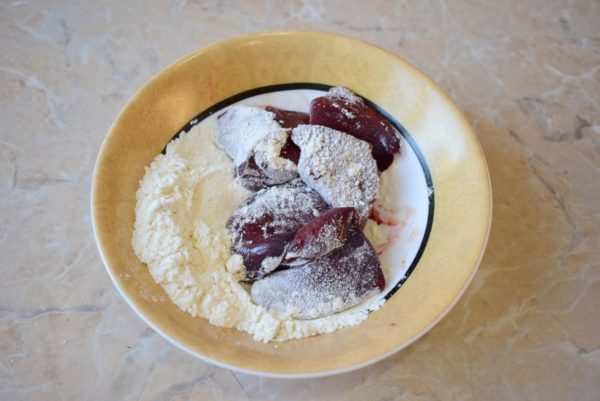 Rinse the liver in running water and pat it dry with paper towels. Remove any films and cut the liver into small pieces. The size of the pieces is flexible based on your preference. In a small bowl, pour some flour. Roll all the liver pieces in flour, ensuring even coverage on all sides.



