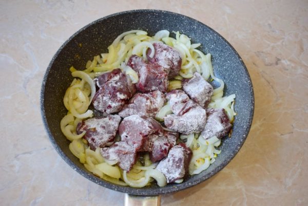 Add the liver, rolled in flour, to the frying pan and mix it in.


