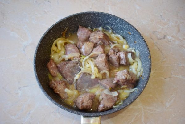 Season with salt and ground pepper to taste. Cover the pan with a lid and simmer over low heat for 12-15 minutes. You can add a bit of water if needed.


