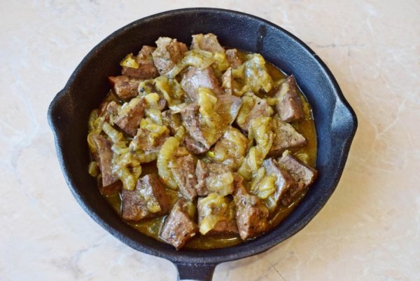 The liver and onions are now ready! Serve it with a side dish such as rice, buckwheat, or mashed potatoes. Enjoy your meal!

