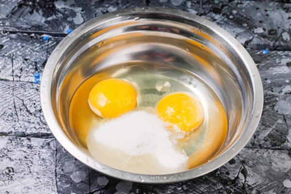 Break the chicken eggs into a deep salad bowl or bowl, add granulated sugar and salt. You can add a little vanilla sugar or vanilla extract for flavor. Whisk everything into a fluffy foam with a whisk or mixer.


