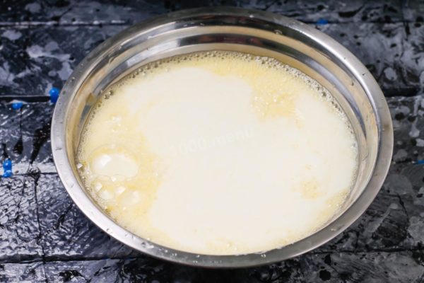 Pour in kefir of any chosen fat content, mix everything carefully.


