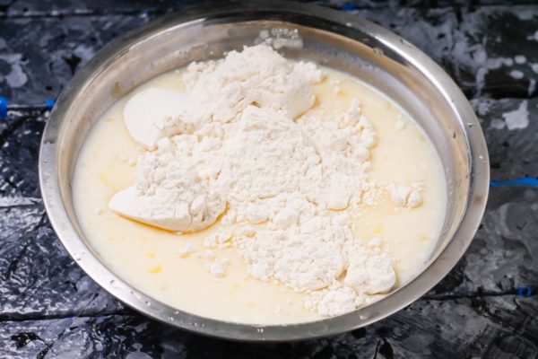 Sift wheat flour, add it to the container in portions, using premium flour. Flour may need more or less. Focus on the consistency of the dough. Gently whisk with a whisk or mixer so that no lumps form. Leave the dough for 20 minutes - during this time, the gluten in the flour will activate, thickening the dough more.


