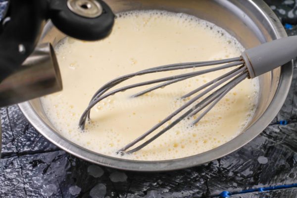 Boil water in a kettle or another container. Stir the dough, lifting the flour from the bottom of the container, pour in boiling water, and mix immediately.


