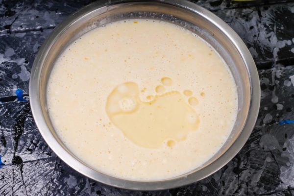 Pour in vegetable oil without a strong aroma. Mix thoroughly again - the pancake batter is ready!


