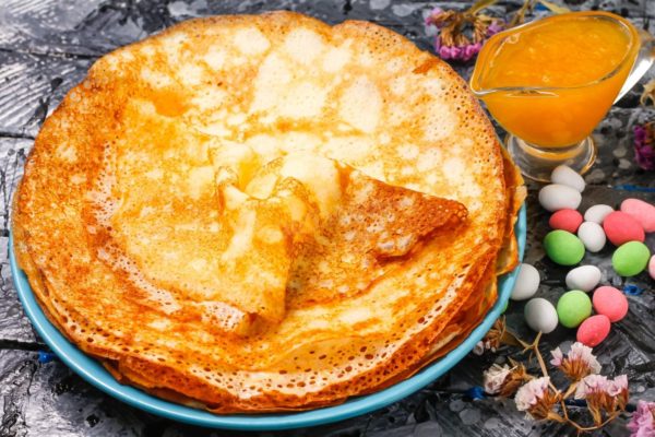 Put the finished pancakes on a plate, if desired, brush with melted butter. Serve with honey or milk.







