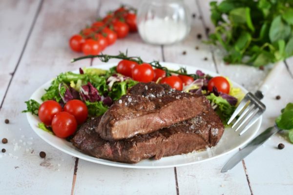 For Medium Well steaks, fry for 6-7 minutes on each side after sealing the juices. At this stage, the meat is no longer releasing blood, maintaining juiciness. There's also the Well Done level, where the meat is thoroughly fried, and even the juice doesn't flow out. It results in a dry structure, appealing to those who prefer well-cooked meat.







