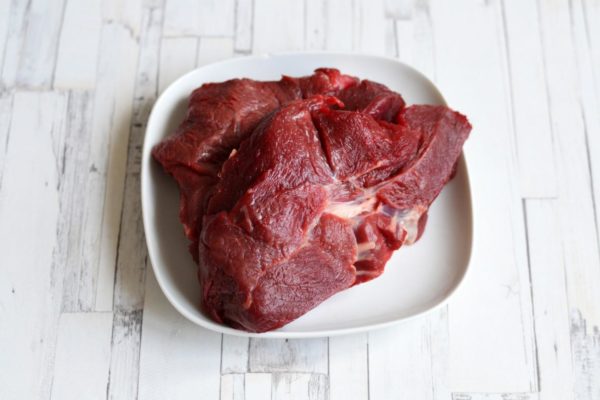 If you have a whole piece of meat, cut it into steaks about 2-2.5 cm thick. Wash the steaks and pat them dry with paper towels. Drying the meat is crucial; otherwise, it might stew in its juices instead of getting that desired sear.


