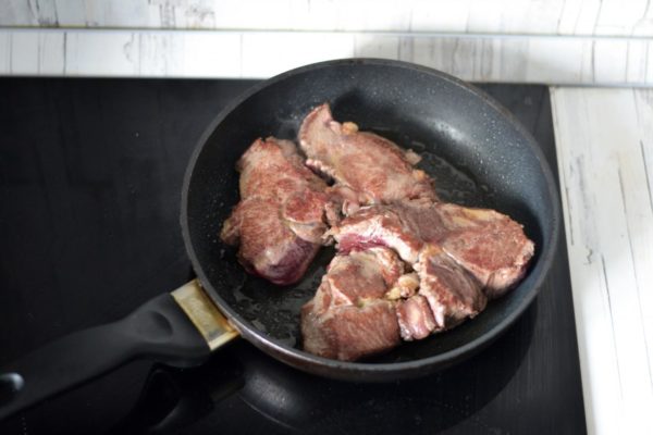 Continue roasting. Flip the steak back to the first side and reduce the heat to medium. Roast for 1 minute, then repeat on the other side. For a Rare steak (raw with blood), you can remove the steak after this stage. Adjust based on your preference.


