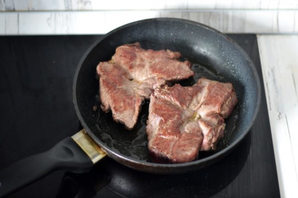 For medium-rare doneness, warm inside with less blood, continue frying for an additional 1 minute on each side. The total roasting time on each side was 2 minutes and 30 seconds.


