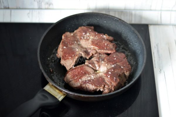 Turn off the heat, remove the pan from the stove, and sprinkle the steaks with sea salt at the end of frying.


