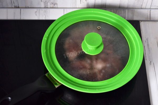 Cover the pan with a lid and let the meat rest for 1-2 minutes, allowing the juices to distribute evenly. Alternatively, transfer the meat to a plate and cover it with foil.


