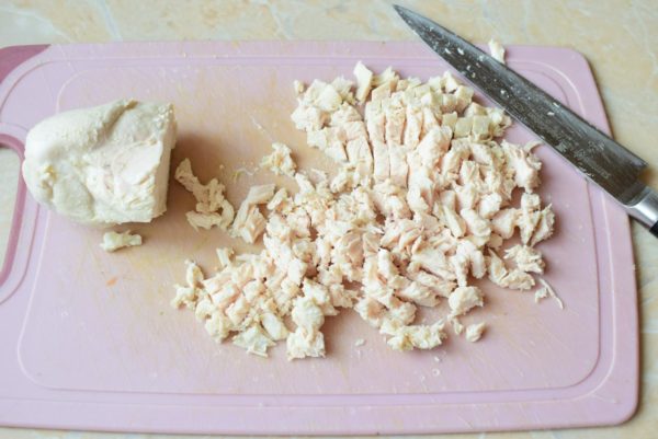 Dice the cooled chicken fillet into small cubes.


