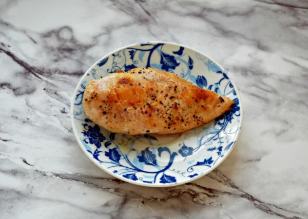 Next, fry the marinated chicken breast in a small amount of vegetable oil on both sides. Let the cooked chicken breast cool. Boiling the chicken fillet in salted water is an alternative, but the fried chicken adds a more flavorful touch.


