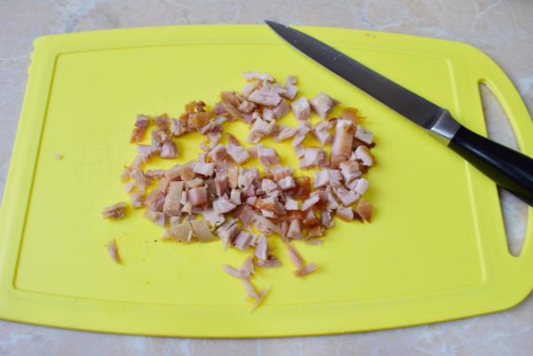 Dice the smoked chicken breast into small cubes.


