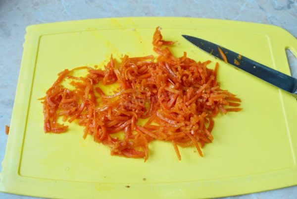 Cut the Korean carrots into slightly smaller pieces for a more harmonious appearance in the salad.



