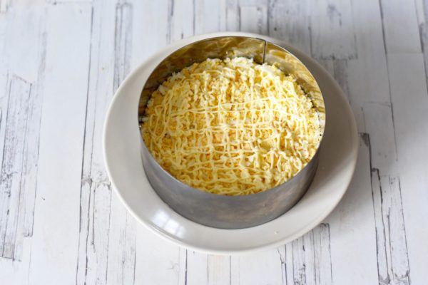 Add grated eggs and mayonnaise as the next layer.


