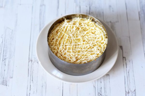 Top everything with grated cheese and create a mayonnaise mesh.


