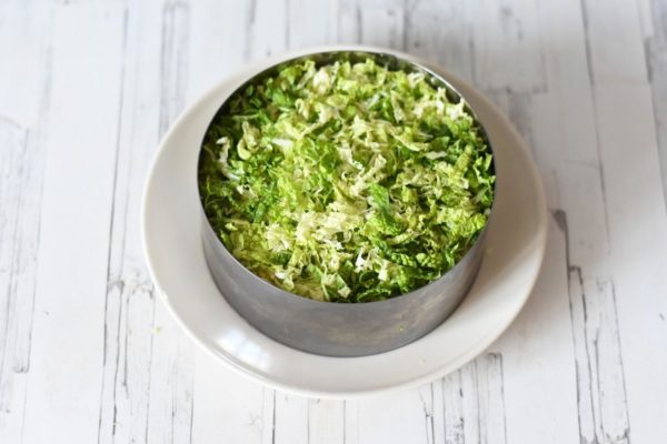 The final layer consists of shredded Peking cabbage. No need to add mayonnaise. Adjust the ingredient order according to your preference. If time is limited, mix everything in a salad bowl and pour mayonnaise over it.


