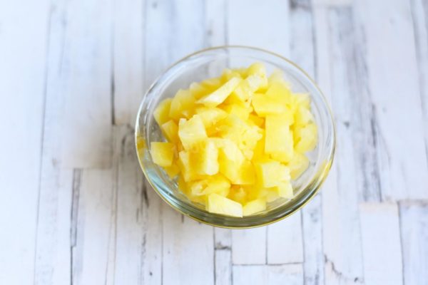 Drain the liquid from the canned pineapples and pat them dry. If the pineapples are in rings, cut them into small pieces. It's advisable to gently squeeze the pineapples to prevent excess moisture in the salad.


