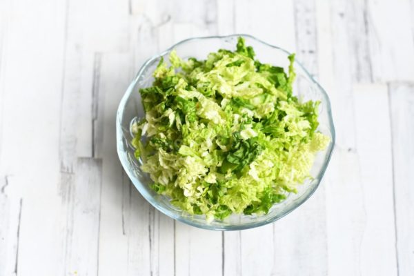 Finely chop the Peking cabbage. For a more delicate texture, use the green part of the leaf and trim off the white part.


