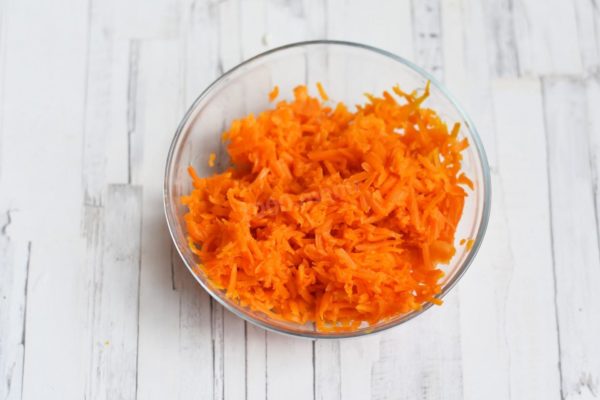 Boil the carrots with the peel until tender. Peel and grate them on a coarse grater.


