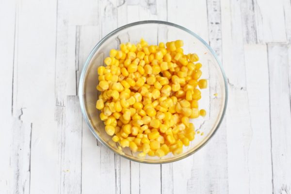 Drain the liquid from the canned corn and dry the grains.


