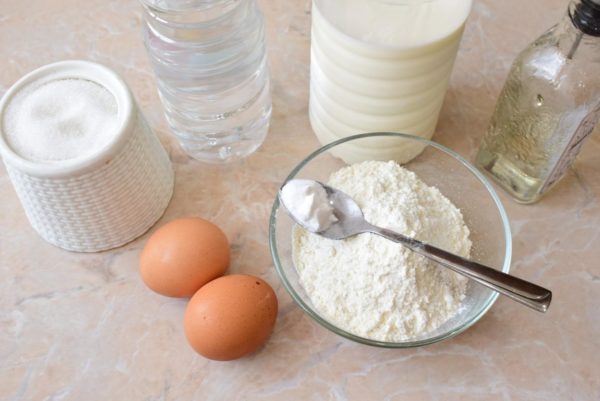 Begin by gathering all the necessary ingredients for making thin pancakes with holes. I recommend using milk with 2% fat content and eggs of category C1. Pre-sift the flour through a sieve in advance to infuse it with oxygen.


