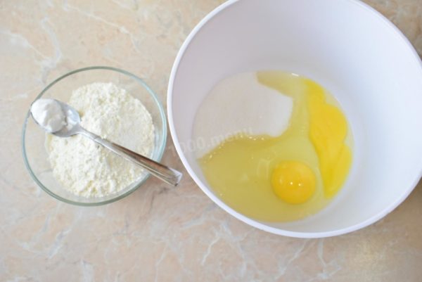 For the pancake batter, choose a deep bowl to prevent splashes during kneading. Combine eggs with sugar and salt in the bowl. In a separate container, mix flour and baking soda.


