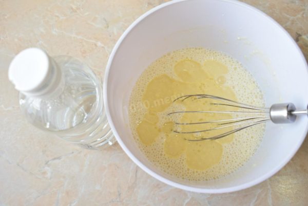 Incorporate vegetable oil into the dough and add vinegar. Ensure all ingredients are well mixed, and you can use a mixer for this. The finished dough should be uniform without any flour lumps.


