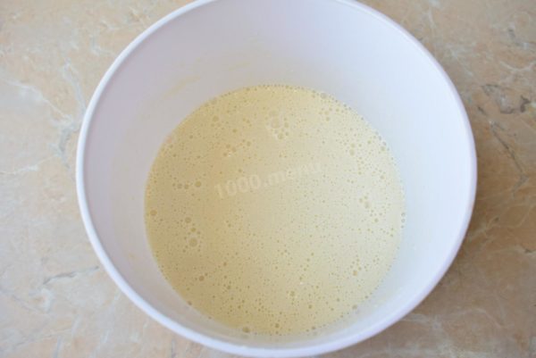 The pancake batter should be relatively liquid for thin pancakes. Allow it to stand for 5 minutes, letting the vinegar and soda react, leading to the appearance of bubbles on the surface.


