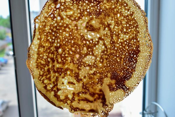 These pancakes feature numerous holes, making them less suitable for wrapping fillings. However, they are delicious when dipped in sour cream, condensed milk, or jam.


